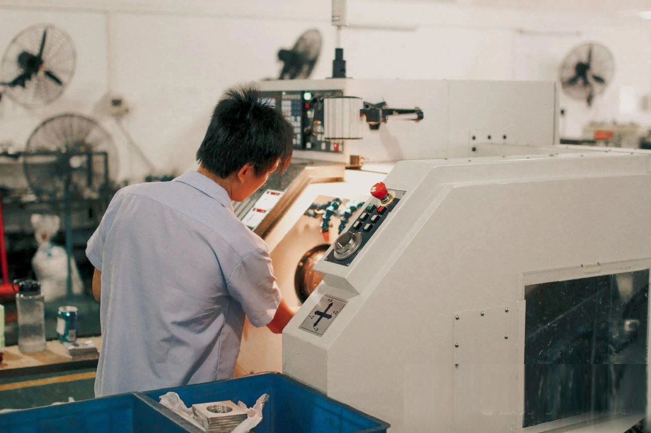 车间一线：老师傅凭经验操作数控设备